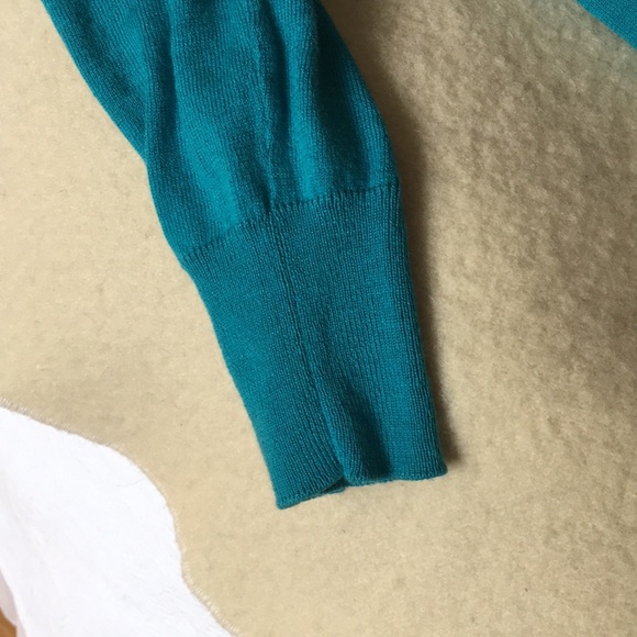 BANANA REPUBLIC V-NECK - Picture 9 of 11